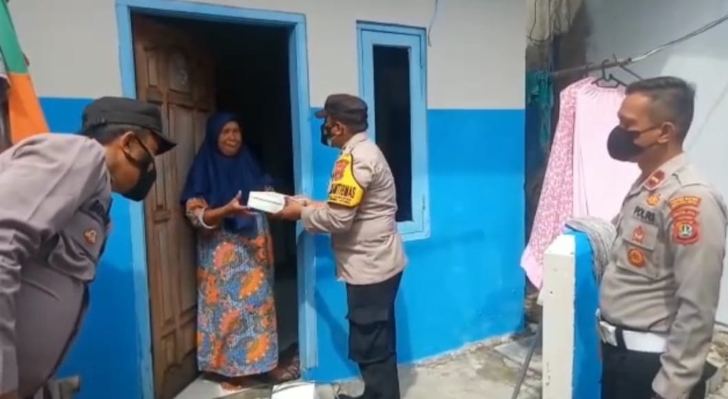 Jalin Sinergitas dan Memupuk Silaturahmi, Polsek Kepulauan Seribu Utara Bagikan Nasi Kotak Kepada Warga Pulau Harapan