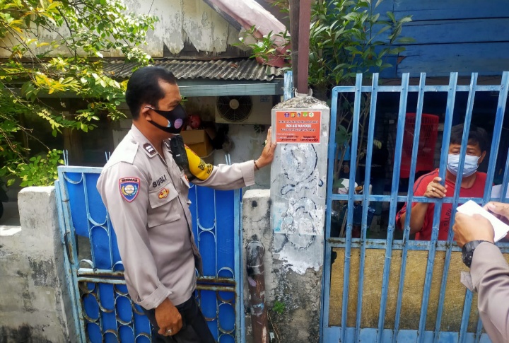 Bersama Bintara Remaja, Bhabinkamtibmas Pademangan Barat Tracing ke Warga yang Jalani Isoman