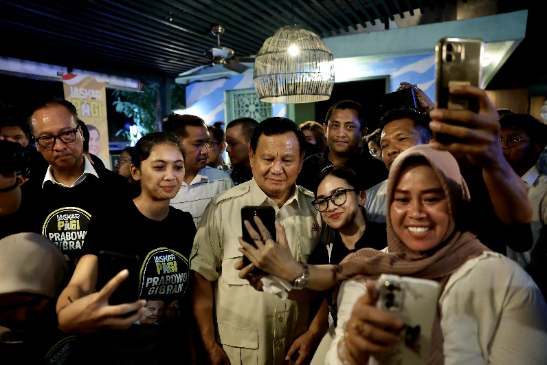 Bertemu Anak Muda di Posko Relawan, Prabowo Tertawa Diteriaki ‘Emang Boleh Se-gemoy Ini’