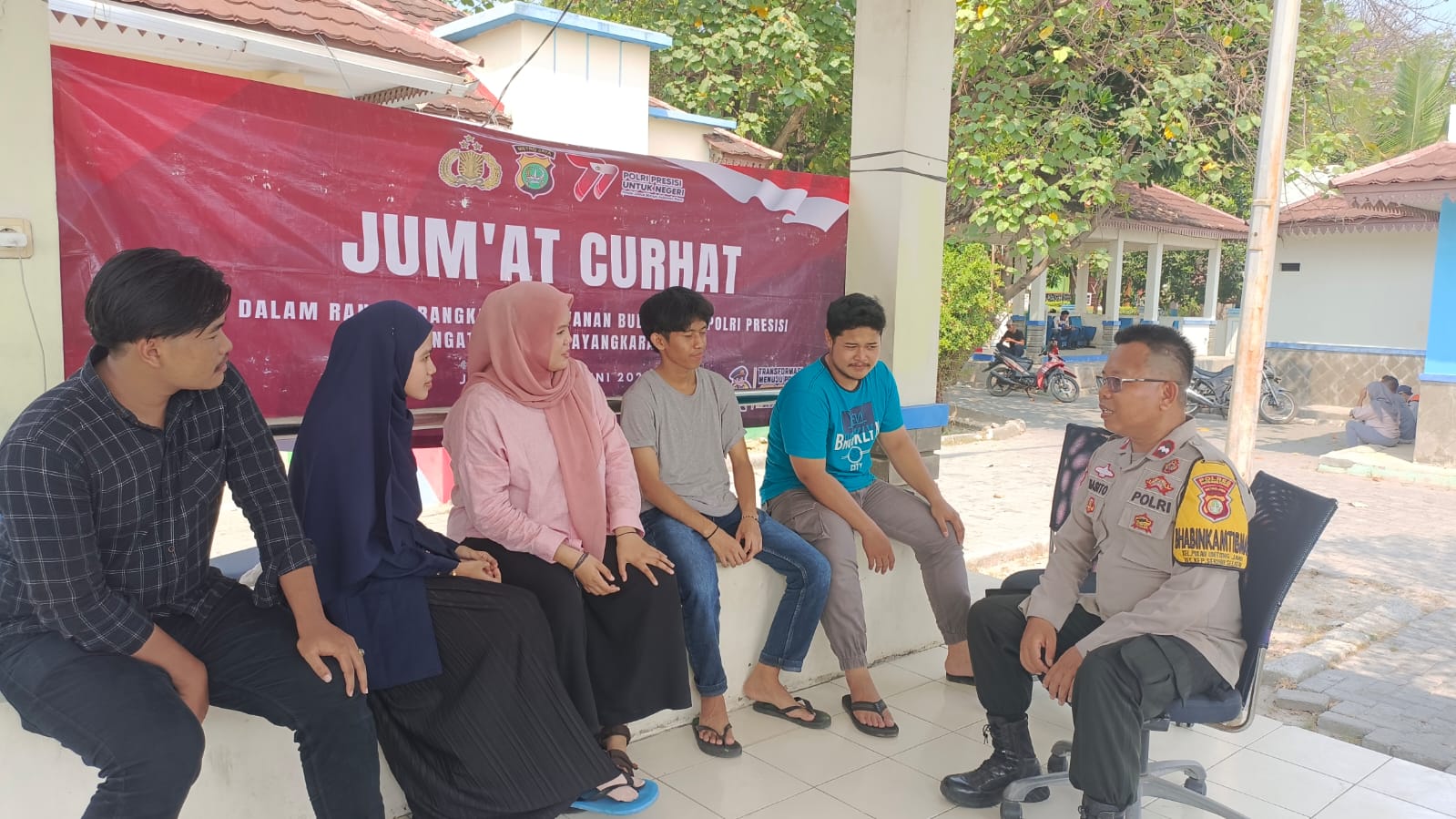 Bhabinkamtibmas Pulau Untung Jawa Gelar Kegiatan Jumat Curhat untuk Mencari Solusi Keluyuran Remaja dan Keamanan Lingkungan