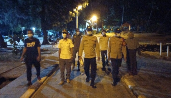 Pastikan Warga Terapkan ProKes, Polsek Kep Seribu Selatan Gelar Patroli Pengawasan Malam Hari
