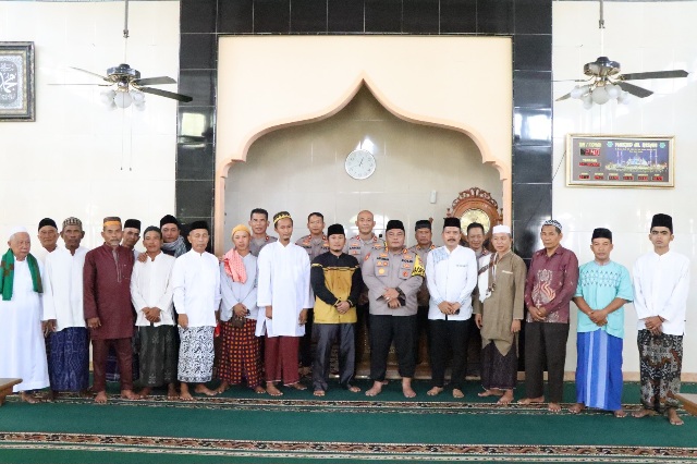 Kapolres Kepulauan SeribuGelar Cooling System di Masjid Al-Ihsan Pulau Untung Jawa: Ajak Warga Jaga Kamtibmas dan Sukseskan Pilkada 2024