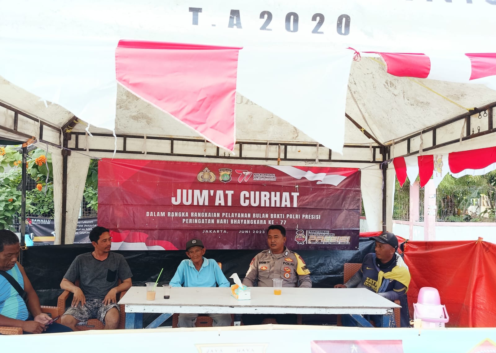 Bhabinkamtibmas Pulau Pari Berinteraksi Langsung dengan Masyarakat Melalui Giat 'Jumat Curhat'