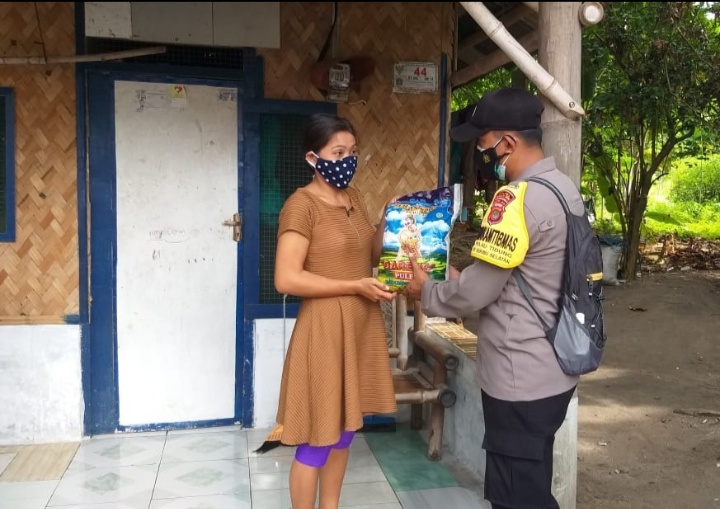 34 KK di Slum Area Pulau Tidung Dapat Bansos Dari Polsek Kepulauan Seribu Selatan