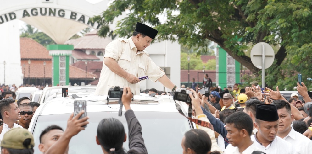 Prabowo Beli Bendera Palestina dari Pedagang saat Menuju Doa Bersama 2.000 Kiai se-Banten