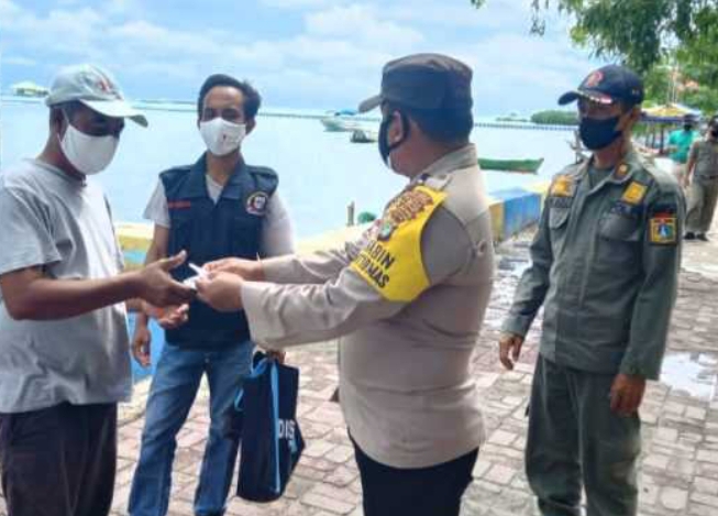 Giatkan Himbauan ProKes dan Bagikan 1.200 Masker, Polres Kep Seribu Terus Cegah Sebaran COVID19