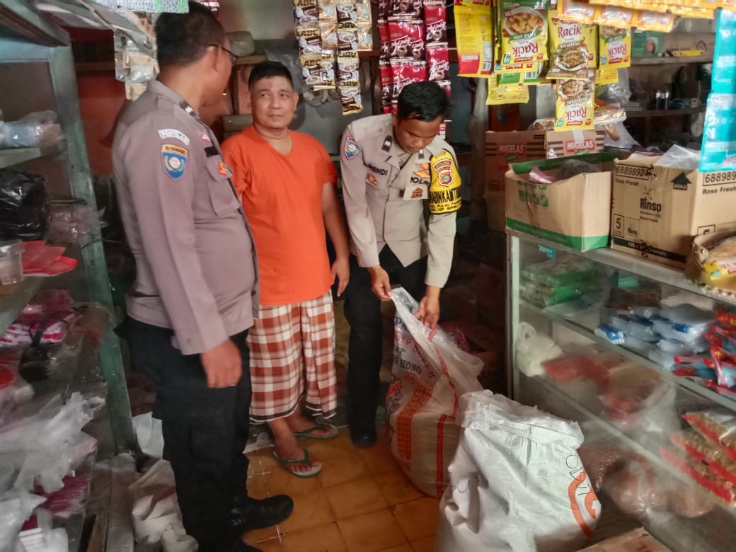 Kapolsek Kepulauan Seribu Utara dan Bhabinkamtibmas Lakukan Pengecekan Harga dan Ketersediaan Beras: Stok Aman, Harga Stabil