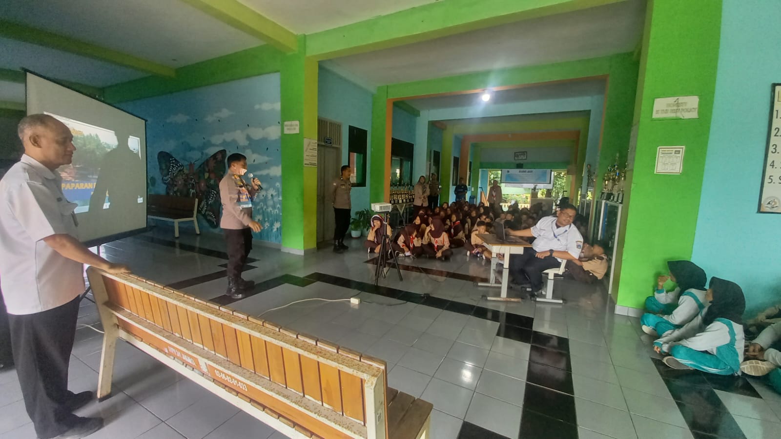 Kapolsek Kepulauan Seribu Selatan AKP Sugianto dan Bhabinkamtibmas Pulau Tidung Berikan Penyuluhan Anti Narkoba di SMP Negeri 241 Jakarta
