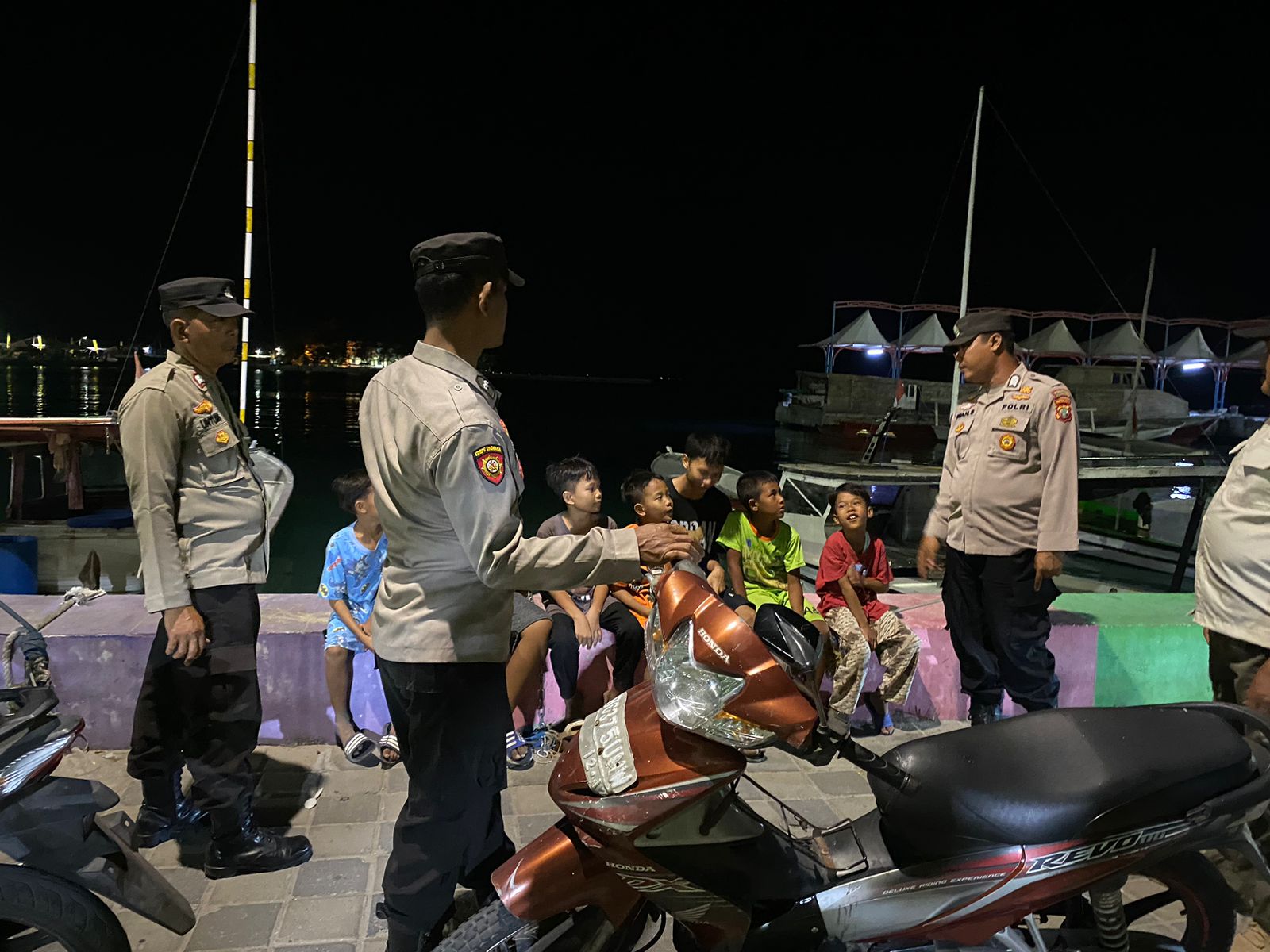 Patroli Malam Polri Presisi di Pulau Kelapa, Polsek Kepulauan Seribu Utara Cipta Kondisi dan Himbau Remaja Secara Humanis untuk Hindari Potensi Gangguan Kamtibmas