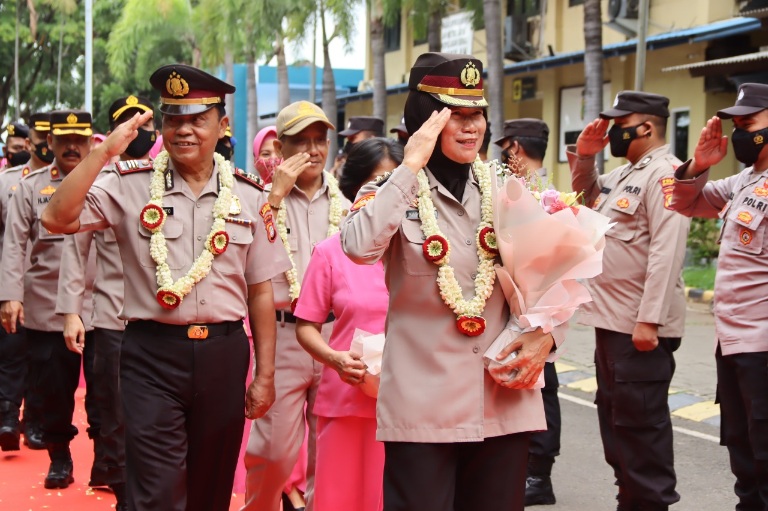 Kapolres Kepulauan Seribu Pimpin Pelepasan Purna Bhakti Anggota Polri dan PNS yang Memasuki Masa Pensiun