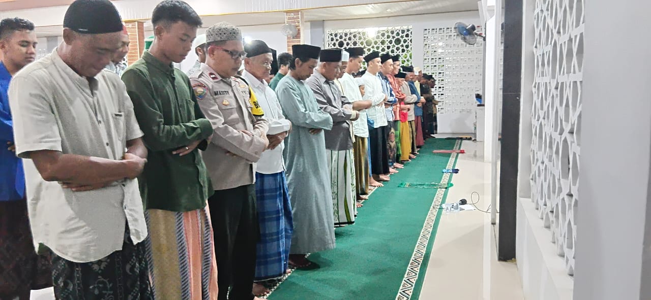 Bhabinkamtibmas Pulau Untung Jawa Laksanakan Tarawih Keliling, Dekat dengan Warga dan Himbau Jaga Keamanan