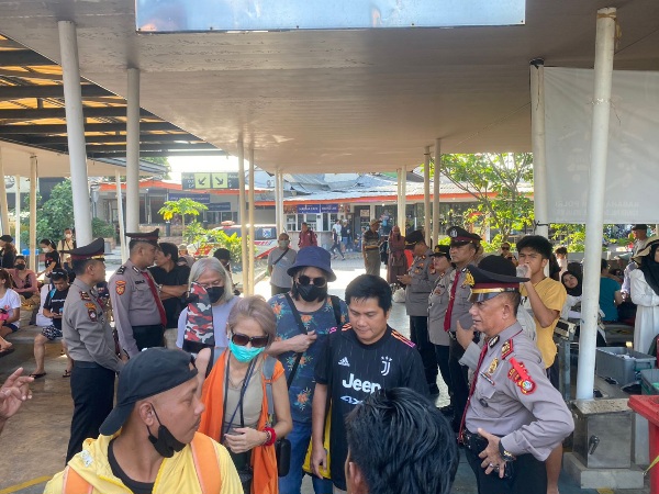 Pengamanan Keberangkatan Wisatawan  Polres Kepulauan Seribu Di Dermaga Marina Ancol