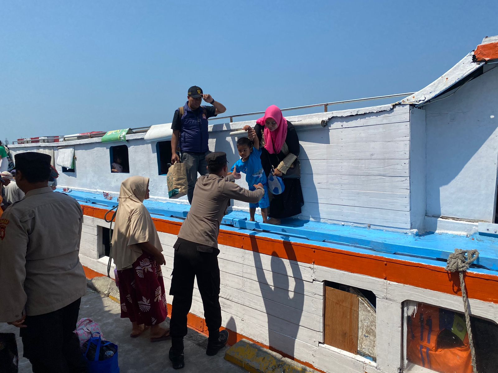 Kapolsubsektor Pulau Pramuka Laksanakan Giat Yan Pam di Dermaga Utama, Wujudkan Keamanan dan Pelayanan Humanis bagi Penumpang Kapal