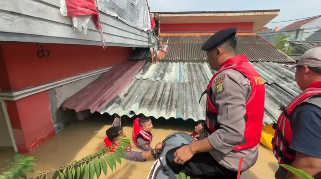 Banjir 3 Meter Rendam Perumahan Di Bekasi, Polisi Evakuasi Warga Yang Terjebak