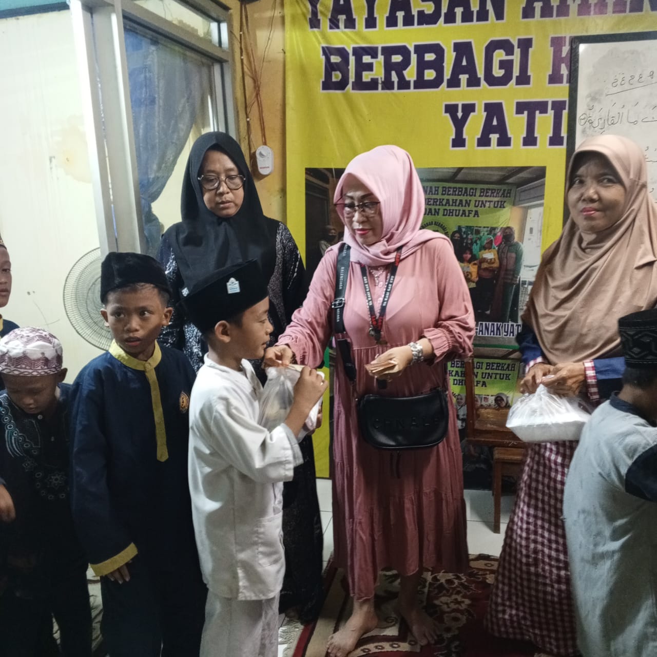 Rayakan Hari Lahir, Imas Santuni Anak Yatim dan Berbagi Nasi Box Jumat Berkah Serta Syukuran