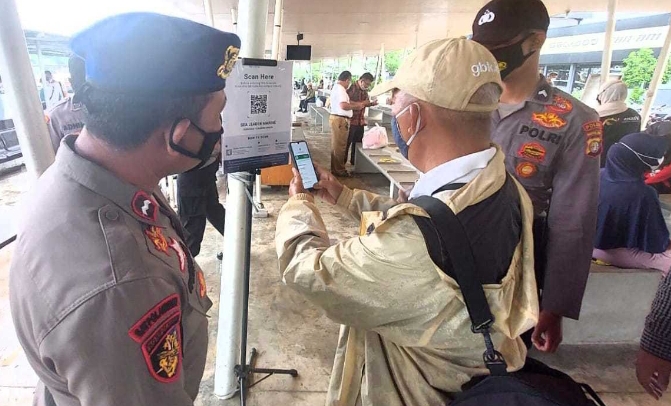 Giat Pengawasan ProKes di Dermaga Marina Ancol, Polres Kep Seribu Wajibkan Semua Penumpang Kapal ke Pulau Scan Barcode Peduli Lindungi