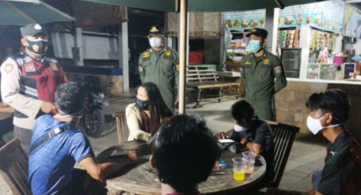 Sasar Kerumunan Warga, Polsek Kep Seribu Selatan Giatkan Patroli Pengawasan ProKes Malam Hari dan Sampaikan Himbauan ProKes