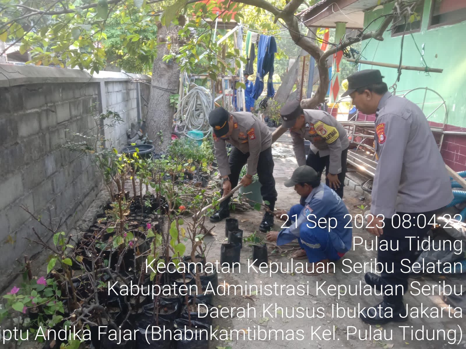 Polsek Kepulauan Seribu Selatan Gencar Kurangi Polusi Udara dengan Penanaman Pohon Hijau