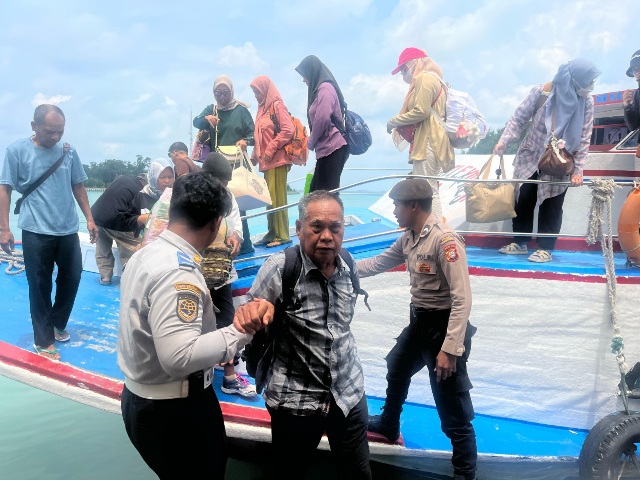 Polisi Baik dan Humanis, Anggota Polsek Kepulauan Seribu Utara Bantu Penumpang Turun Kapal di Dermaga Pulau Kelapa