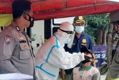 15 Warga Jalani Swab Antigen di Posko KTJ Polsek Kep Seribu Selatan