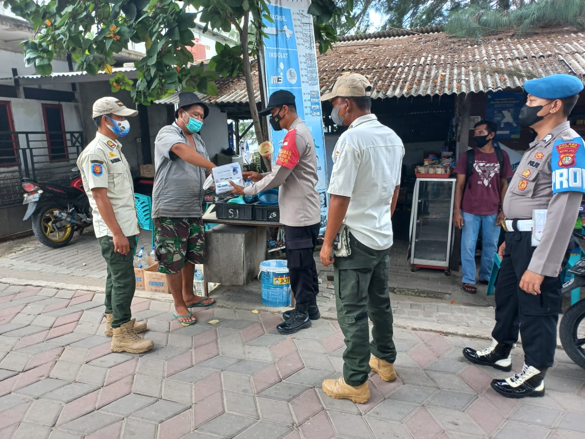 Saat Bagikan 1.500 Masker Ke Warga, Polres Kepulauan Seribu Sampaikan Himbauan ProKes