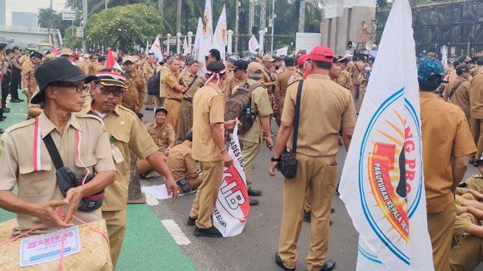 Ratusan Kades Unjuk Rasa di Gedung DPR, Ini Tuntutannya