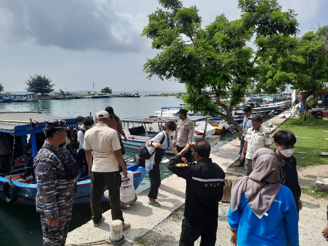 6 Pelanggar ProKes diberi Sanksi oleh Tim Ops Yustisi Gabungan Polsek Kep Seribu Selatan