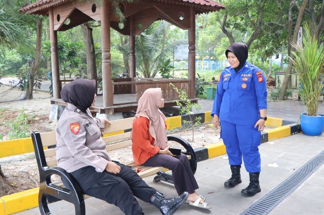 Srikandi Polres Kepulauan Seribu Membuka Ruang Dialog dalam "Jumat Curhat" di Pulau Tidung untuk Menangani Isu Kamtibmas