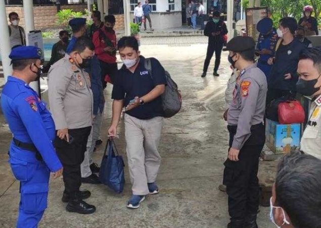 Hendak Ke Pulau Seribu, Di Dermaga Marina Ancol Polres Kep Seribu Wajibkan 66 Penumpang Kapal Scan PeduliLindungi dan Taat ProKes
