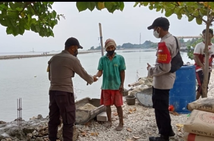 Cegah Sebaran Covid-19, Sebanyak 1.800 Masker Dibagikan ke Warga oleh Polres Kep Seribu