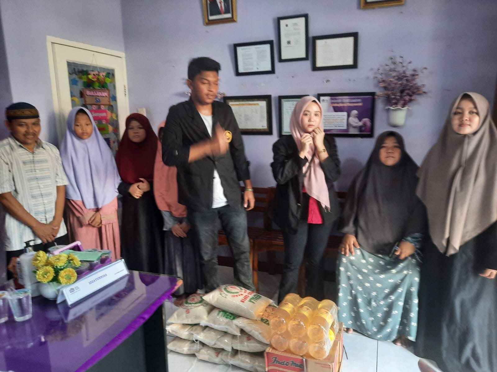 Peduli  kasih Mahasiswa UIJ bagikan beras dan sembako di panti asuhan