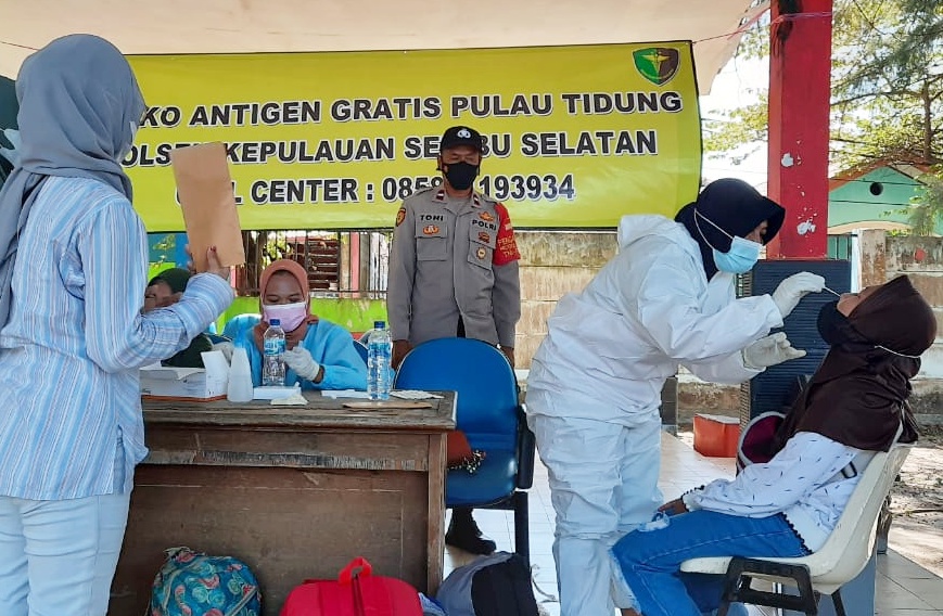 Cegah Penyebaran Covid-19, Polsek Kep Seribu Selatan Swab Antigen 18 Warganya