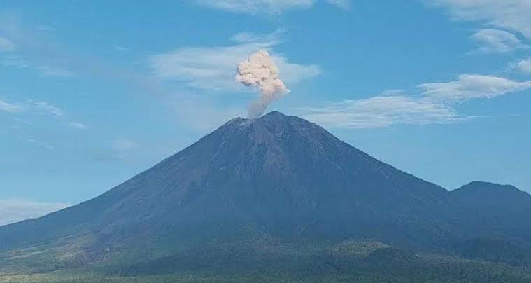 Gunung Anak Krakatau Erupsi 2 Kali dalam 15 Menit, Warga Dilarang Mendekat