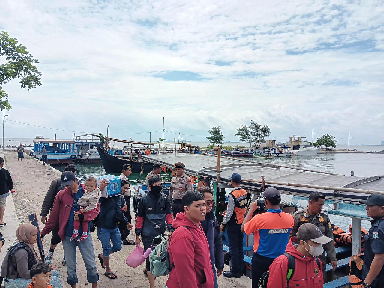 Bripka Khohim Chovivi Ajak Masyarakat Pulau Pari Jaga Kedamaian dan Persatuan Melalui Giat Cooling System Jumat Keliling