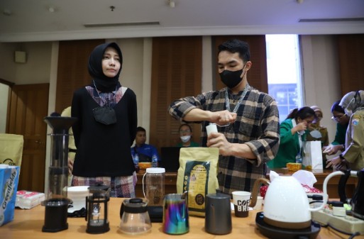 Berkolaborasi dengan Universitas Nasional, Generasi Milenial dan Difabel Dilatih Racik Kopi Ala Barista