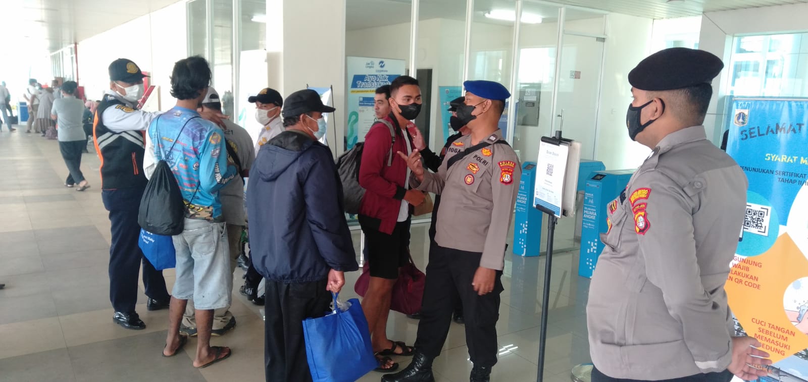 Polres Kep. Seribu Berikan Layanan Pengamanan Dermaga terhadap 289 Penumpang di Dermaga Kali Adem