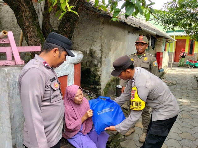 Polsek Kepulauan Seribu Utara Gelar Jumat Peduli, Salurkan Bantuan untuk Warga Kurang Mampu