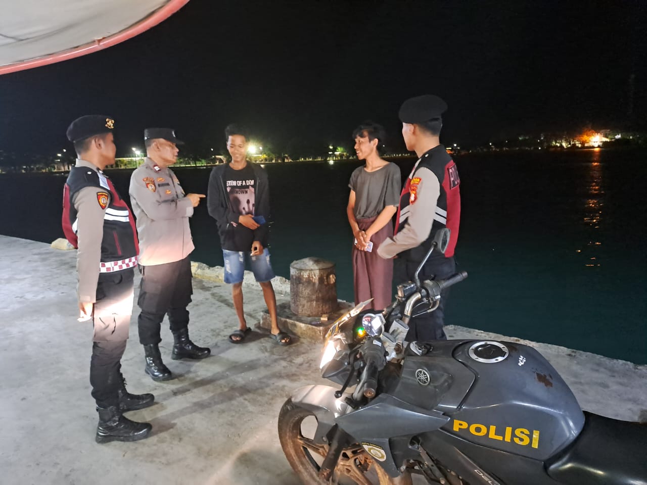 Polisi Humanis Polsek Kepulauan Seribu Utara Patroli Malam, Himbau Warga Hindari Judi Online