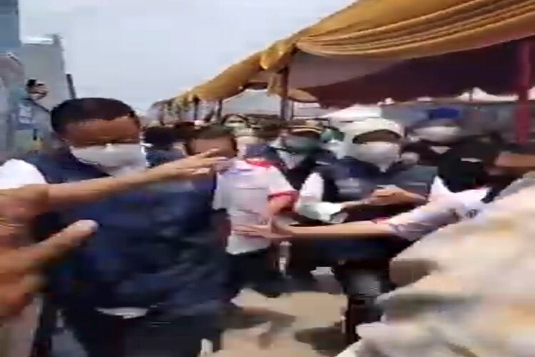 Saat Jalan Ke Acara Sentra Vaksinasi di Tanah Merah, Anies Terpeleset Kecebur Got.