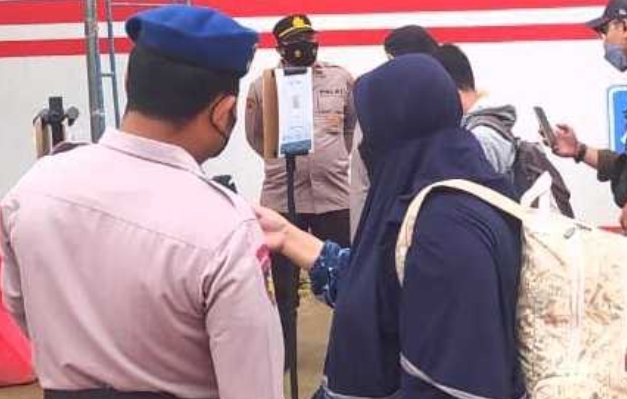 Pengawasan ProKes Di Pelabuhan Kaliadem, Polres Kep Seribu Wajibkan 227 Penumpang Kapal Ke Pulau Scan Barcode Peduli Lindungi