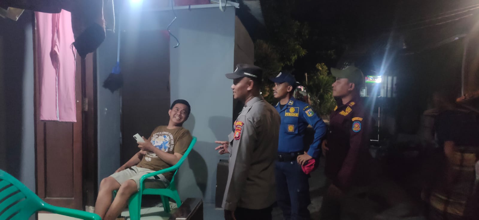 Patroli Malam Polsek Kepulauan Seribu Selatan Himbau Warga Pulau Untung Jawa Jaga Kamtibmas