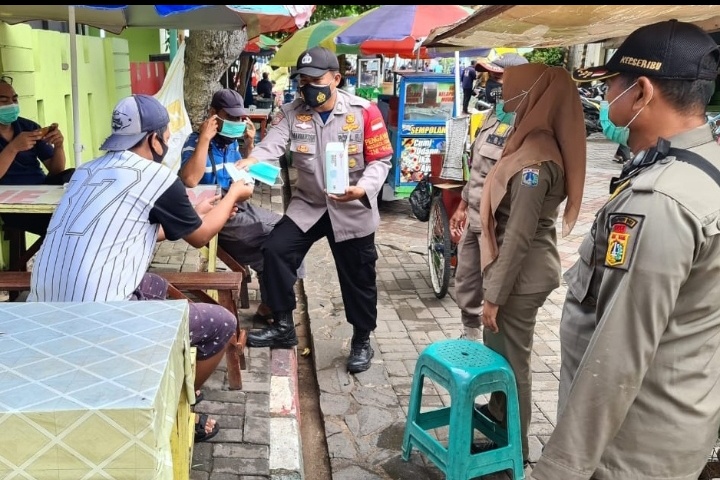 Cegah Penyebaran Covid-19, Polres Kep Seribu & Polsek Jajaran Serentak Bagikan 4600 Masker Medis