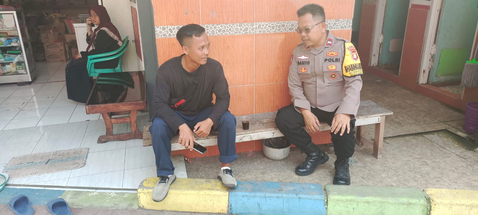 Bhabinkamtibmas Pulau Untung Jawa Himbau Warga untuk Menggunakan Media Sosial Secara Bijak dan Menjaga Keamanan Menuju Pemilu 2024 yang Aman dan Damai