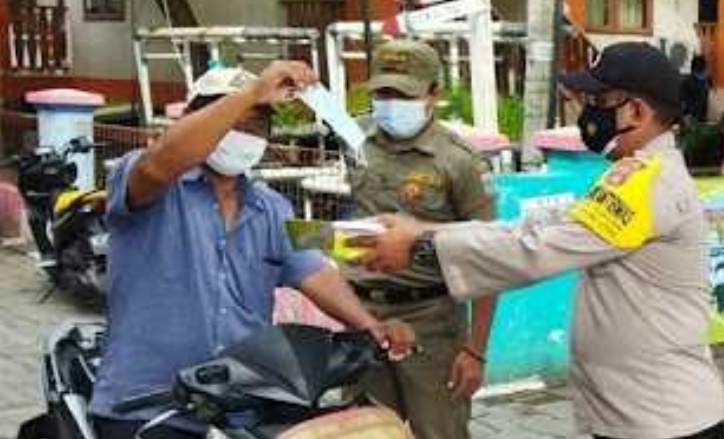 Pagi Ini, 650 Masker Dibagikan Polsek Kep Seribu Utara Ke Warga Sambil Ajak Warga Taat ProKes