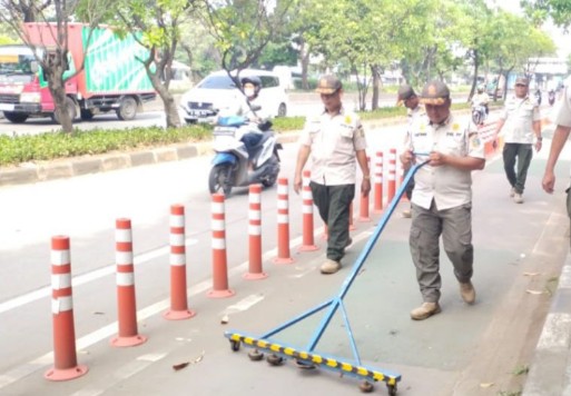 Satpol PP Lakukan Pembersihan Ranjau di Jalan Perintis Kemerdekaan