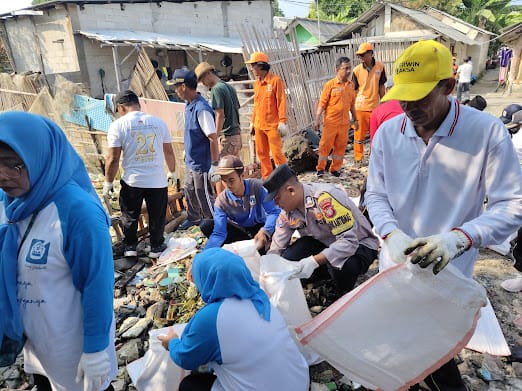 Bhabinkamtibmas Pulau Lancang Bersama Warga Gelar Kerja Bakti dan PSN Serentak di Pulau Pari