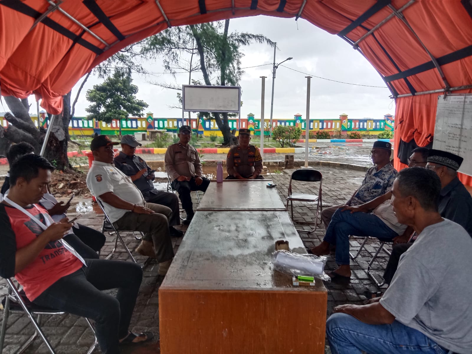 Wakapolsek Kepulauan Seribu Utara Sambangi Warga Pulau Kelapa dalam Giat Sambang Cooling System
