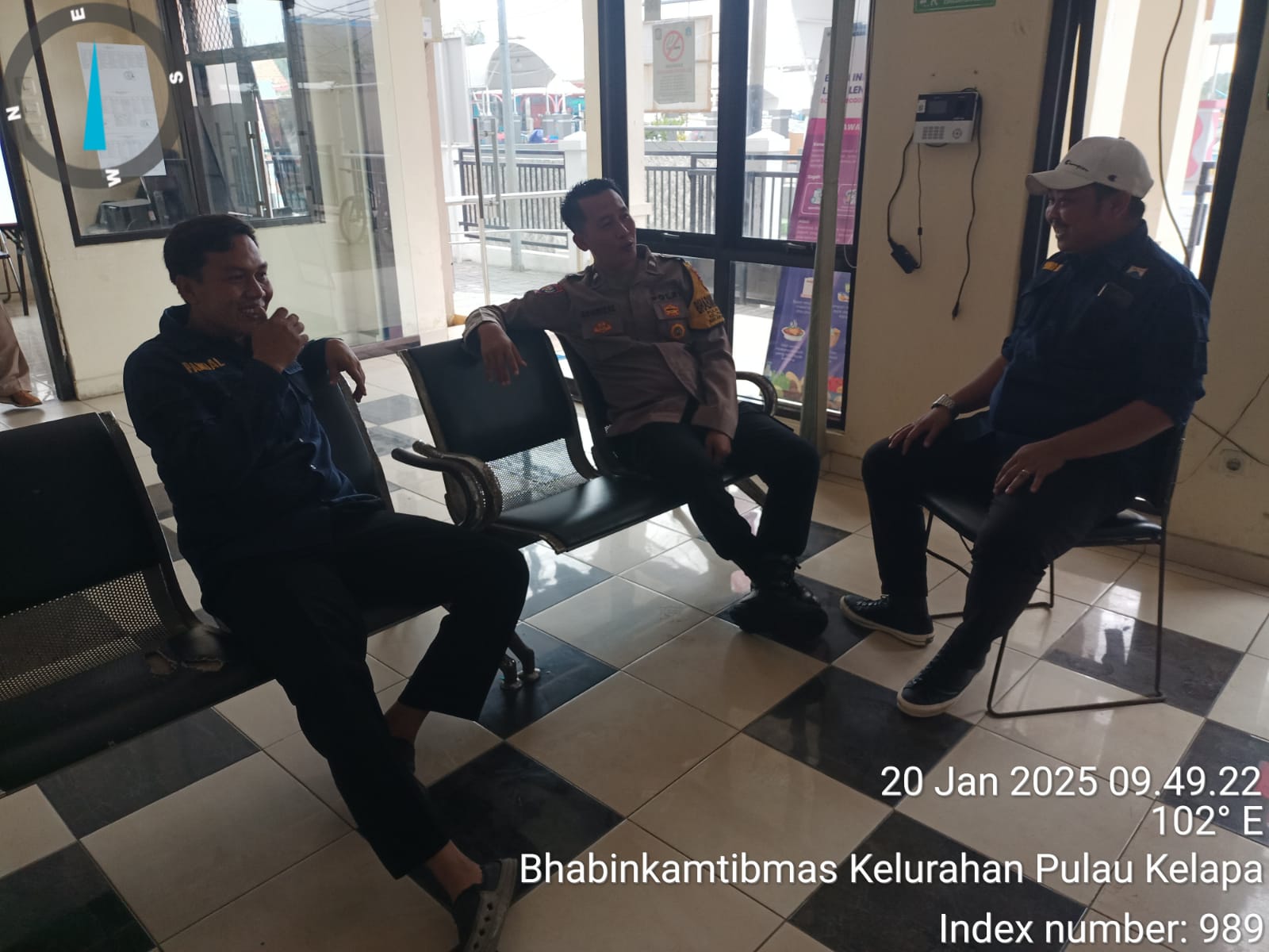 Bhabinkamtibmas Pulau Kelapa Sambang Warga, Ajak Jaga Keamanan dan Jauhi Judi Online