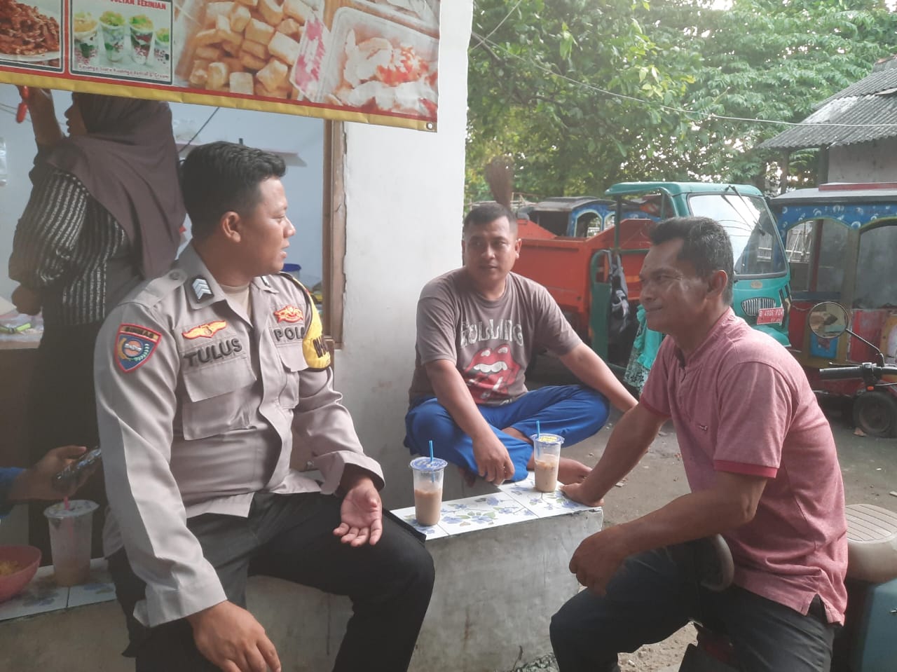 Bhabinkamtibmas Pulau Lancang Sosialisasikan Layanan Call Center 110 kepada Warga