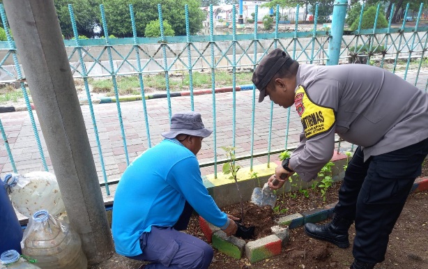 Tak Ingin Terpapar COVID19, Puluhan Warga Antusias Jalani Suntik Vaksin Dosis 3 Yang di Gelar Polsek Kep Seribu Selatan di Untung Jawa